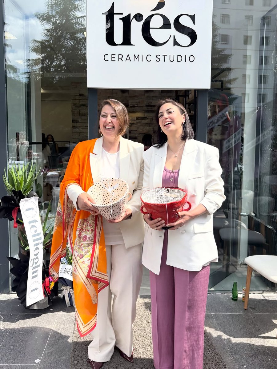 Tres Ceramic Studio kurucuları Fatma Kantarcı ve Kübra Hisarcıklıoğlu, Kayseri'deki atölyenin önünde